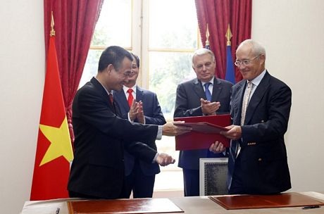 Những ngày bận rộn của Thủ tướng Nguyễn Tấn Dũng tại Pháp - 10 Hai Thủ tướng cũng chứng kiến lễ ký kết hợp tác giữa các doanh nghiệp hai nước. (Ảnh: AFP)