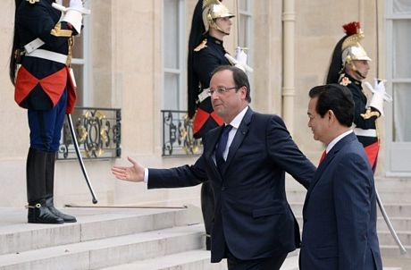 Những ngày bận rộn của Thủ tướng Nguyễn Tấn Dũng tại Pháp - 14 Tổng thống Hollande mời Thủ tướng Nguyễn Tấn Dũng vào điện Elysee để tiến hành hội kiến. (Ảnh: AFP)