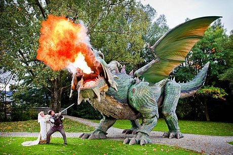 Những kỷ lục lập dị trong sách Guinness 2014 - 1 Robot biết đi lớn nhất thế giới do công ty Zollner Elektronik tại Đức thiết kế.