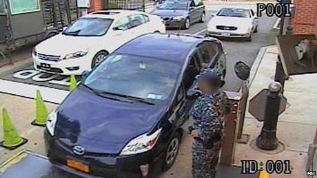 Chiếc xe đi qua cổng chính của căn cứ hải quân.