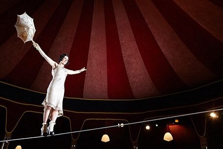 Những kỷ lục lập dị trong sách Guinness 2014 - 12 Cô Chelsea McGuffin được ghi danh với thành tích đi thăng bằng xa nhất trên giày cao gót.