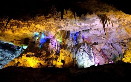 Bên trong một hang động ngầm Benxi Water ở Benxi, Trung Quốc.