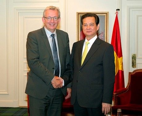 Thủ tướng tiếp Bí thư toàn quốc Đảng Cộng sản Pháp Pierre Laurent. Ảnh: VGP/Nhật Bắc