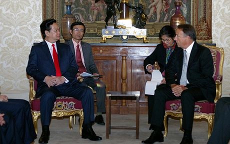Những ngày bận rộn của Thủ tướng Nguyễn Tấn Dũng tại Pháp - 12 Hai Thủ tướng cũng chứng kiến lễ ký kết hợp tác giữa các doanh nghiệp hai nước. (Ảnh: AFP)