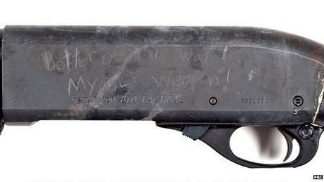 Cận cảnh khẩu súng của Alexis.