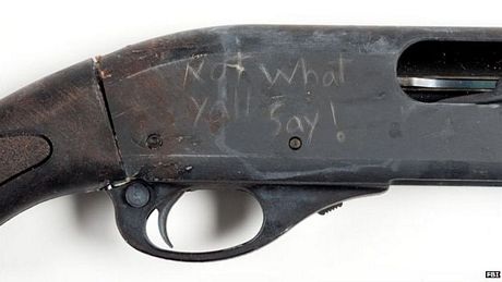 Các chữ viết trên khẩu súng.