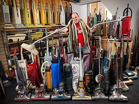 Những kỷ lục lập dị trong sách Guinness 2014 - 7 James Brown, 33 tuổi, ở Nottingham, Anh sở hữu nhiều máy hút bụi nhất với 322 chiếc các loại.