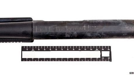 Các chữ viết trên khẩu súng.