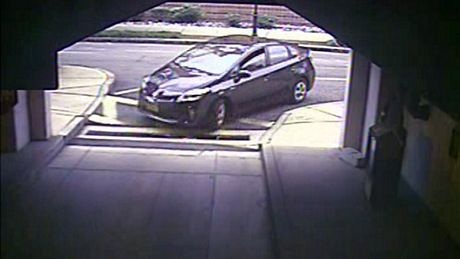 Alexis đã lái chiếc ô tô Toyota Prius màu xanh vào căn cứ hải quân Navy Yard.