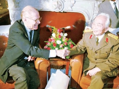 Tướng Giáp với Đặng Tiểu Bình, McNamara và Brezjinski - 1 Đại tướng Võ Nguyên Giáp bắt tay cựu Bộ trưởng quốc phòng Mỹ McNamara năm 1995. Ảnh: AP.