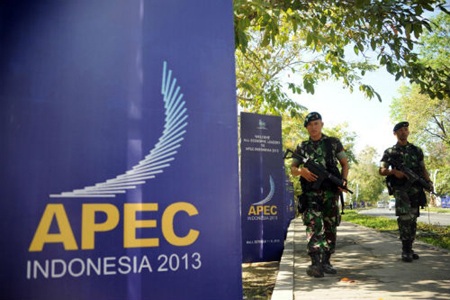 APEC nhất trí tiếp tục thúc đẩy kết nối kinh tế khu vực - 1 Lực lượng an ninh Indonesia bảo vệ hội nghị APEC.