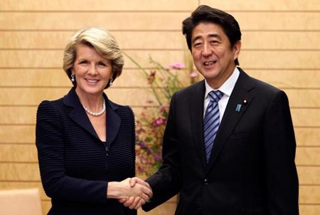 Ngoại trưởng Úc Julie Bishop (trái) gặp Thủ tướng Nhật Shinzo Abe tại Tokyo ngày 15/10.