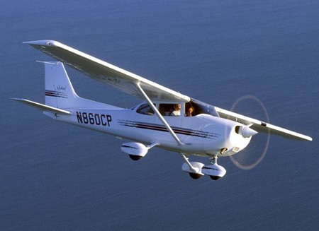 Phi công đột ngột đổ bệnh, hành khách vẫn hạ cánh an toàn - 1 Một chiếc Cessna 172. (Ảnh minh họa)