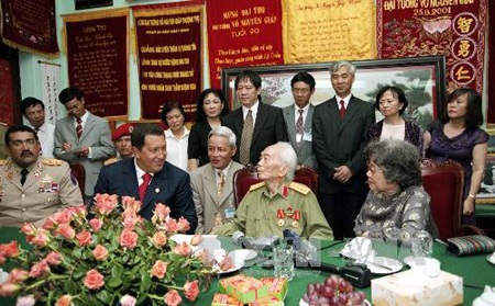 Nguyên thủ các nước gửi điện chia buồn Đại tướng - 1 Cố tổng thống Venezuela Hugo Chavez tới thăm Đại tướng Võ Nguyên Giáp năm 2007 (Nguồn: TTXVN)