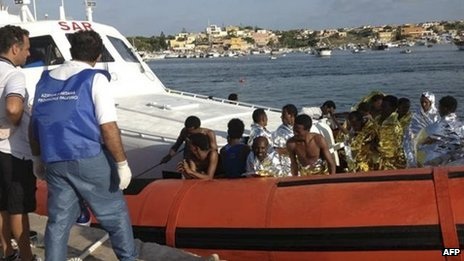 Đắm tàu ngoài khơi Italia, 130 người chết - 1 Hơn 140 người đã được cứu sống.