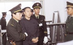 Bác sĩ đông y Trung Quốc "dỏm" làm chết bệnh nhân bằng thuốc nhiễm độc - 1 Ông Hu khi bị xét xử vào năm 2000.