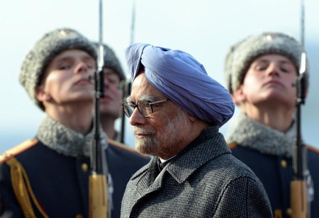 Thủ tướng Ấn Độ công du Nga - 1 Thủ tướng Ấn Độ Manmohan Singh trong lễ đón tại Nga ngày 20/10.