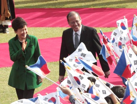 Tổng thống Philippines Benigno Aquino III đón người đồng cấp Hàn Quốc Park Geun-hye tại Manila.