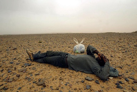 Tìm thấy 87 thi thể người di cư bị phân hủy trên sa mạc Sahara - 1 Một người di cư nằm nghỉ trên sa mạc Sahara.