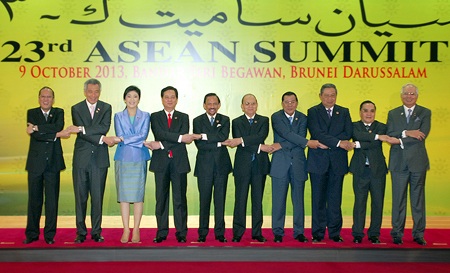 Thủ tướng Nguyễn Tấn Dũng phát biểu tại Hội nghị Cấp cao ASEAN - 2 Thủ tướng Nguyễn Tấn Dũng (thứ 4 từ trái sang) và lãnh đạo các quốc gia thành viên ASEAN.