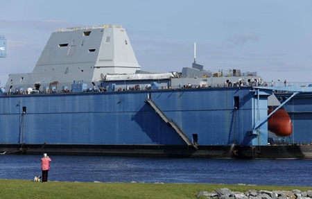 Trung Quốc "thèm khát" các chiến hạm mới của Mỹ - 1 Tàu khu trục Zumwalt của Mỹ mới được hạ hủy hôm 28/10.