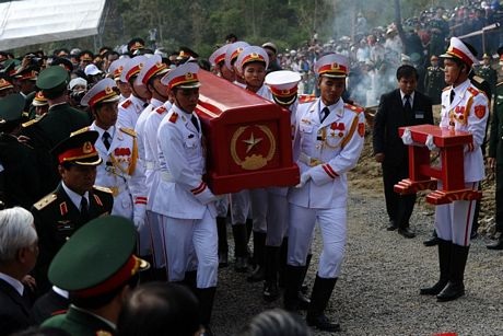 Linh cữu Đại tướng được đưa đi an táng.