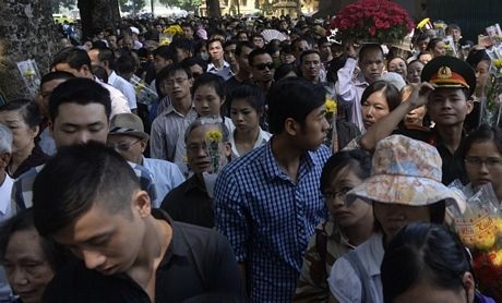 Lượng người đổ về căn nhà cổ trên phố Hoàng Diệu ngày một đông.