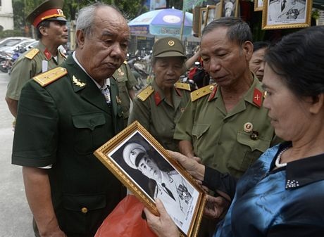 Các cựu chiến binh ngắm bức chân dung của Đại tướng.