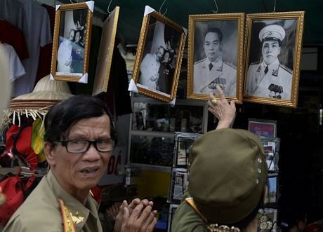 Các cựu chiến binh chọn mua một khung ảnh của Đại tướng.