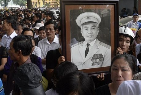 Nhiều người tới viếng mang theo di ảnh của Tướng Giáp...