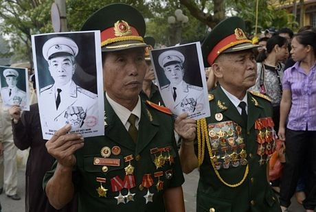 Nhiều vị lão thành cách mạng kiên nhẫn xếp hàng bên ngoài tư gia của Đại tướng Võ Nguyên Giáp.