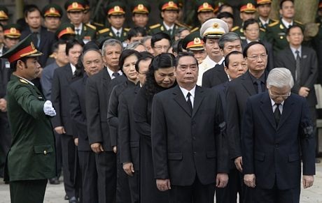 Các lãnh đạo cấp cao vào viếng Đại tướng tại nhà tang lễ quốc gia.