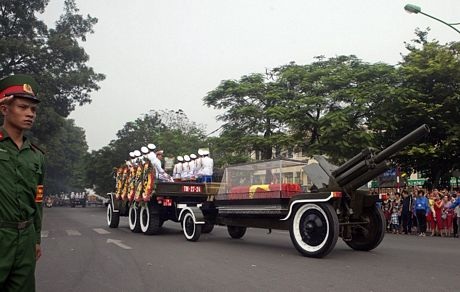 Xe tang được đưa qua các con phố ở Hà Nội trên đường ra sân bay.