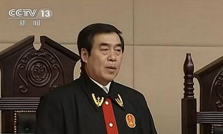 Thẩm phán chủ tọa đọc phán quyết của tòa án tối cao tỉnh Sơn Đông.