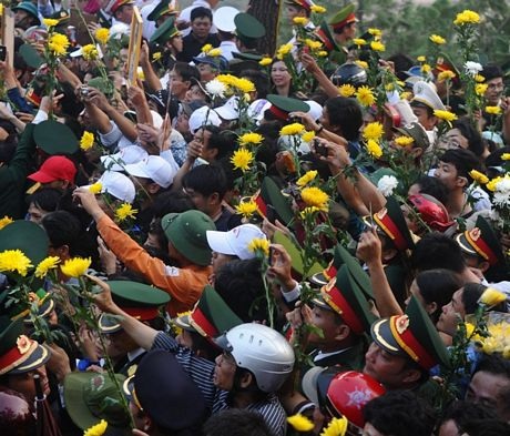 Người dân Quảng Bình mang hoa để bày tỏ lòng thành kính với vị Tướng quá cố.