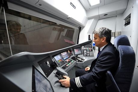 Tài xế kiểm tra một đoàn tàu trước lễ khai trương.