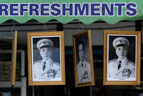 Một nghệ sĩ cao tuổi tới viếng Tướng Giáp chơi các bản nhạc tưởng nhớ vị Tướng vừa đi xa.