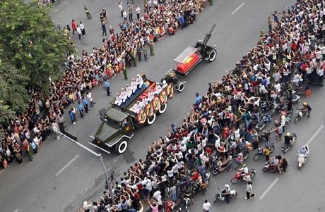 Người dân xếp hàng dài trên phố để tiễn biệt nhà chỉ huy quân sự lỗi lạc của Việt Nam.