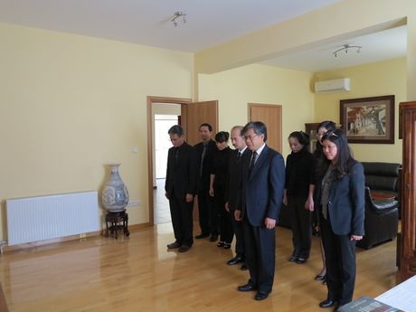 Cán bộ, nhân viên ĐSQ VN tại Hy Lạp kính cẩn mặc niệm Đại tướng Võ Nguyên Giáp.