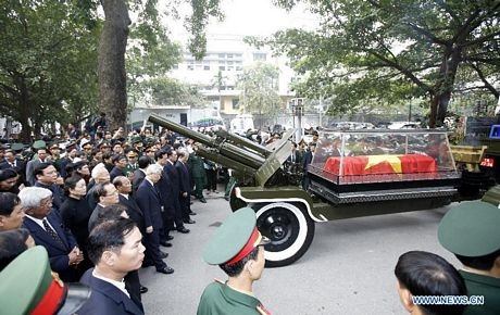 Xe chở linh cữu Đại tướng rời nhà tang lễ tới sân bay Nội Bài để đi Quảng Bình.