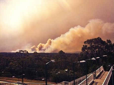 Khói bốc lên từ một vụ cháy rừng gần Springwood, phía tây Sydney.