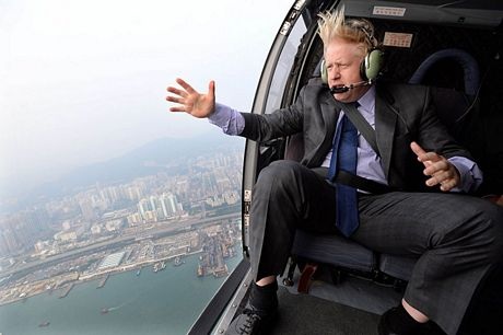 Những hình ảnh ấn tượng tuần qua - 3 Thị trưởng London Boris Johnson ngắm Hồng Kông từ trên cao trong khuôn khổ chuyến thăm Trung Quốc.
