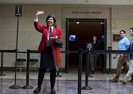 Những hình ảnh ấn tượng tuần qua - 4 Thị trưởng London Boris Johnson ngắm Hồng Kông từ trên cao trong khuôn khổ chuyến thăm Trung Quốc.