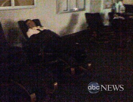 Một phi công ngủ trên ghế trong phòng phi hành đoàn ở sân bay Newark Liberty, bang New Jersey.