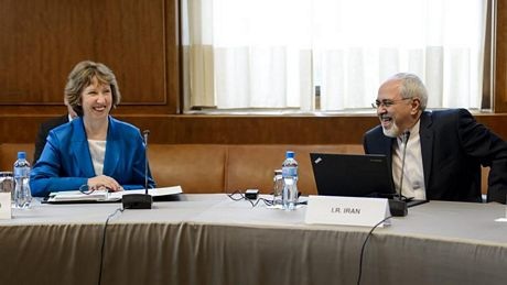 Những hình ảnh ấn tượng tuần qua - 6 Thị trưởng London Boris Johnson ngắm Hồng Kông từ trên cao trong khuôn khổ chuyến thăm Trung Quốc.