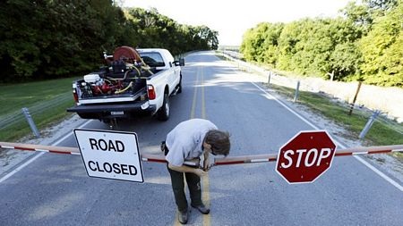 Nước Mỹ trong ngày đầu chính phủ đóng cửa - 15 Cảnh sát đặt hàng rào chắn ngăn du khách bên ngoài tượng đài Thế chiến II.