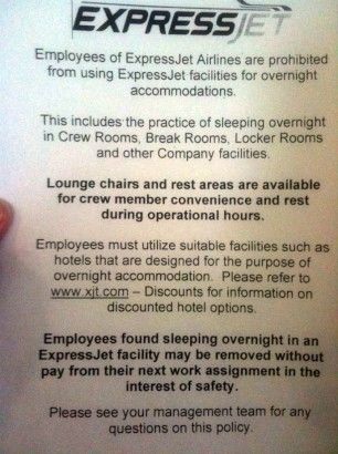 Một phi công ngủ trên ghế trong phòng phi hành đoàn ở sân bay Newark Liberty, bang New Jersey.