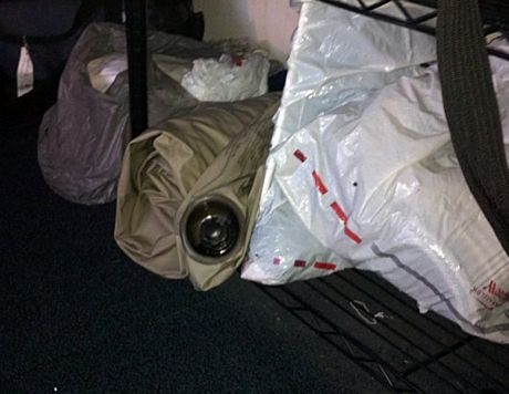 Một phi công ngủ trên ghế trong phòng phi hành đoàn ở sân bay Newark Liberty, bang New Jersey.