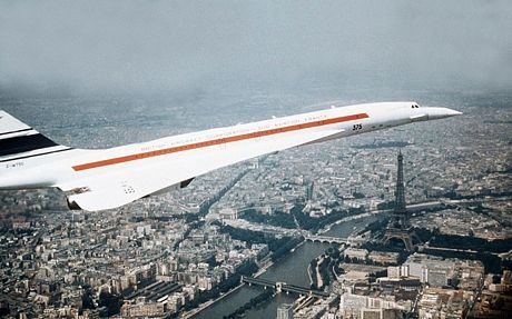 Một chiếc Concorde bay qua Paris, Pháp tháng 1/1973.