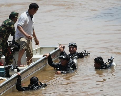 Các thợ lặn gặp nhiều khó khăn do nước đục và chảy xiết